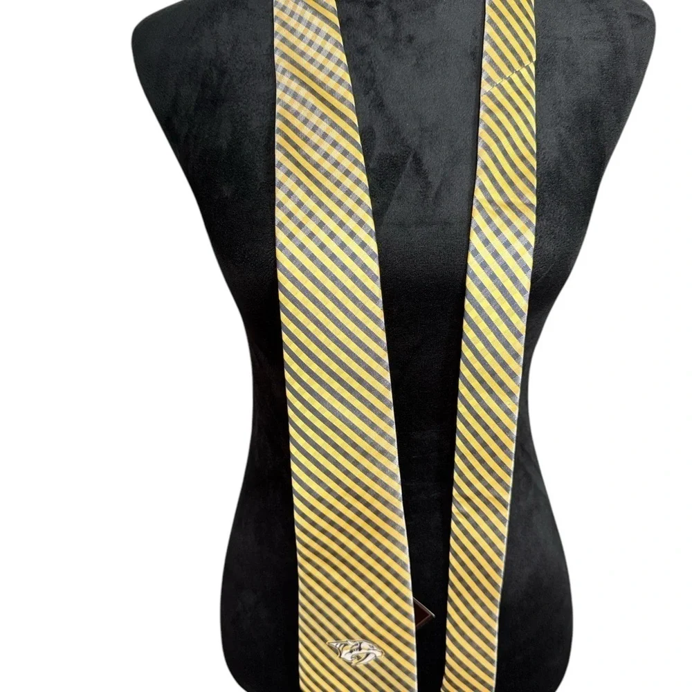 NHL Nashville Predators Tie | Eagles Wings Gingham Check | Fan Gift